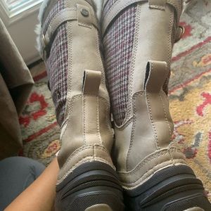 Snow boots ! Size 6.5 great condition.